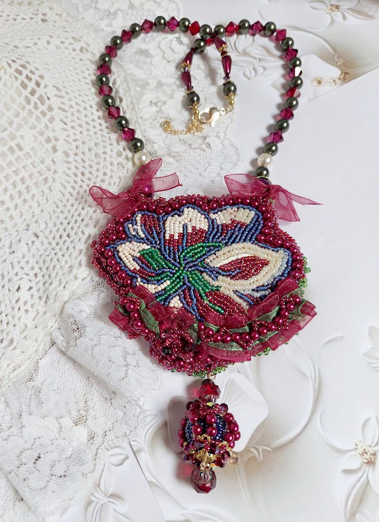 Collar Enchantement d'Automne bordado con perlas de Burdeos, encaje, perlas diversas y rocallas