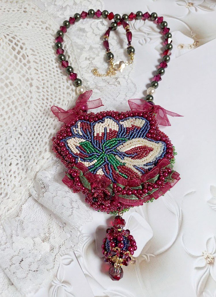 Collar Enchantement d'Automne bordado con perlas de Burdeos, encaje, perlas diversas y rocallas