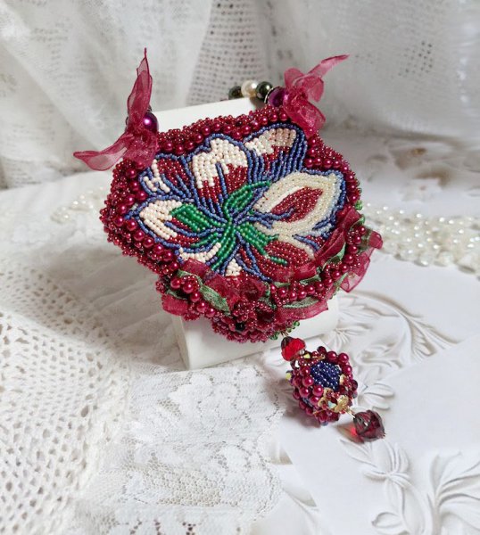 Collar Enchantement d'Automne bordado con perlas de Burdeos, encaje, perlas diversas y rocallas