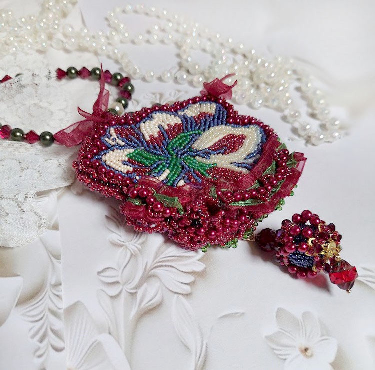 Collar Enchantement d'Automne bordado con perlas de Burdeos, encaje, perlas diversas y rocallas