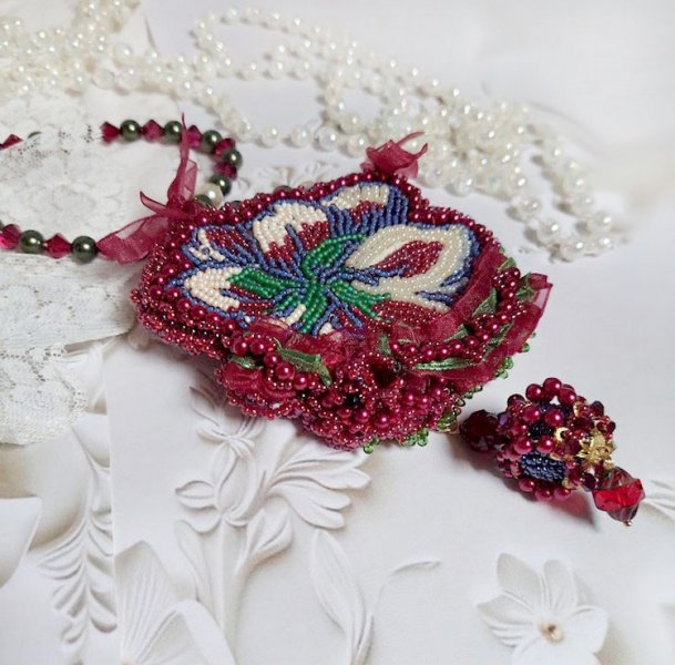 Collar Enchantement d'Automne bordado con perlas de Burdeos, encaje, perlas diversas y rocallas