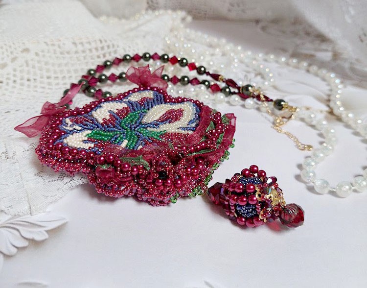 Collar Enchantement d'Automne bordado con perlas de Burdeos, encaje, perlas diversas y rocallas