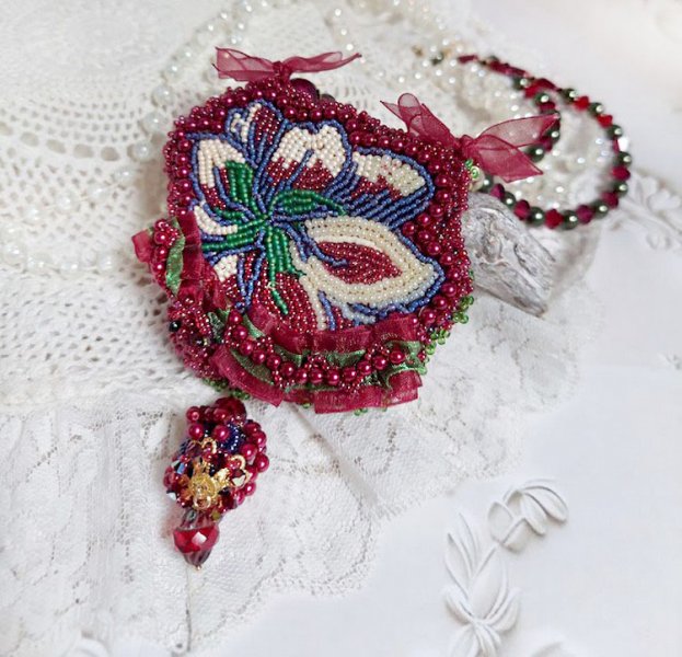 Collar Enchantement d'Automne bordado con perlas de Burdeos, encaje, perlas diversas y rocallas