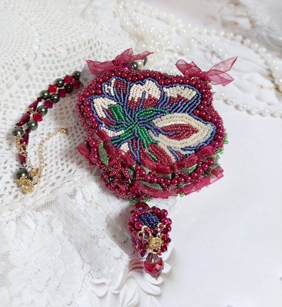Collar Enchantement d'Automne bordado con perlas de Burdeos, encaje, perlas diversas y rocallas