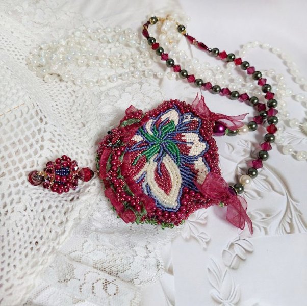 Collar Enchantement d'Automne bordado con perlas de Burdeos, encaje, perlas diversas y rocallas