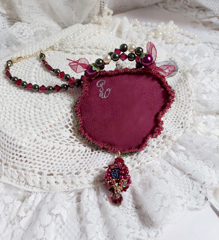 Collar Enchantement d'Automne bordado con perlas de Burdeos, encaje, perlas diversas y rocallas