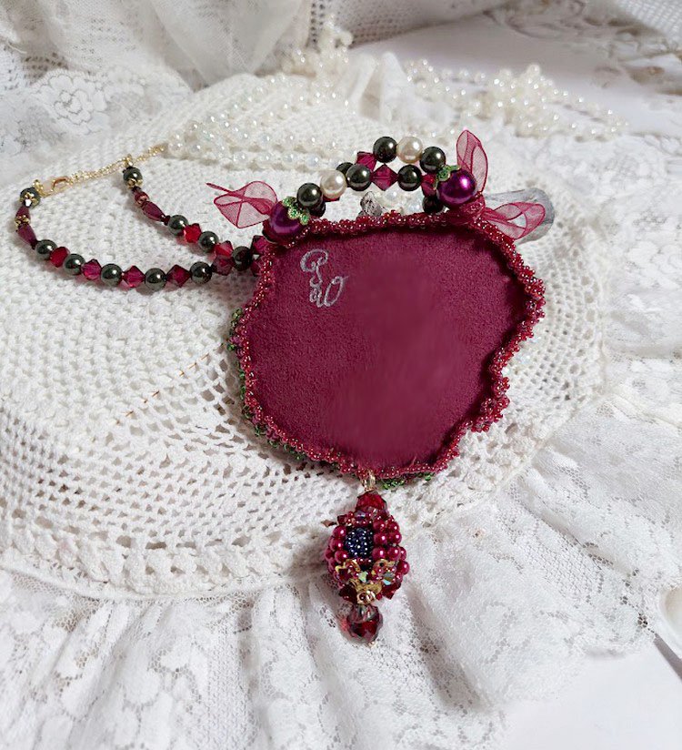 Collar Enchantement d'Automne bordado con perlas de Burdeos, encaje, perlas diversas y rocallas