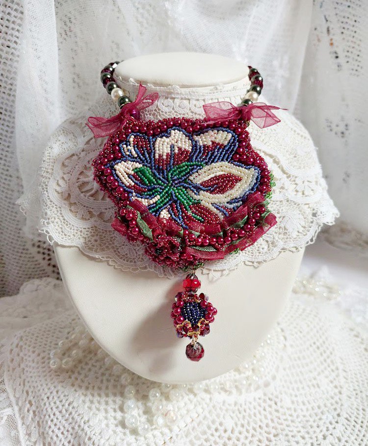 Collar Enchantement d'Automne bordado con perlas de Burdeos, encaje, perlas diversas y rocallas