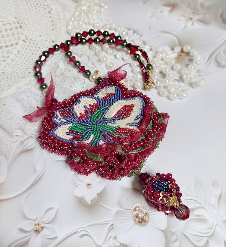 Collar Enchantement d'Automne bordado con perlas de Burdeos, encaje, perlas diversas y rocallas