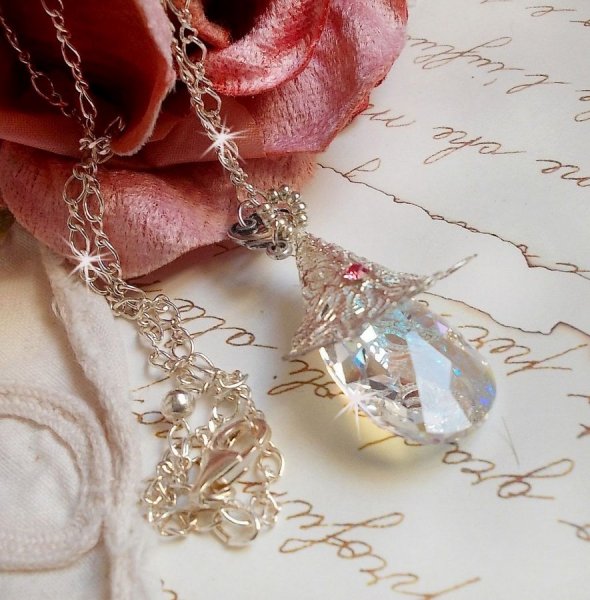 Collar Flor de Plata con un hermoso colgante de cristal Swarovski, un inserto de plata en forma de coraz&oacute;n con cadena, anillos, cierre y cadena de extensi&oacute;n en Plata 925/1000