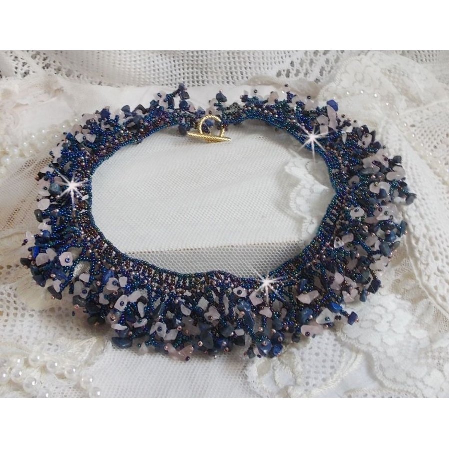 Collar de flores de coral con cuentas de semillas y piedras semipreciosas como cuarzo, sodalita y lapislázuli.