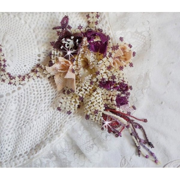 Collar Les Floralies montado con piedras preciosas : Sugilita y cuentas Miyuki Delicas de diferentes colores 