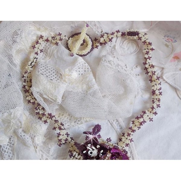 Collar Les Floralies montado con piedras preciosas : Sugilita y cuentas Miyuki Delicas de diferentes colores 