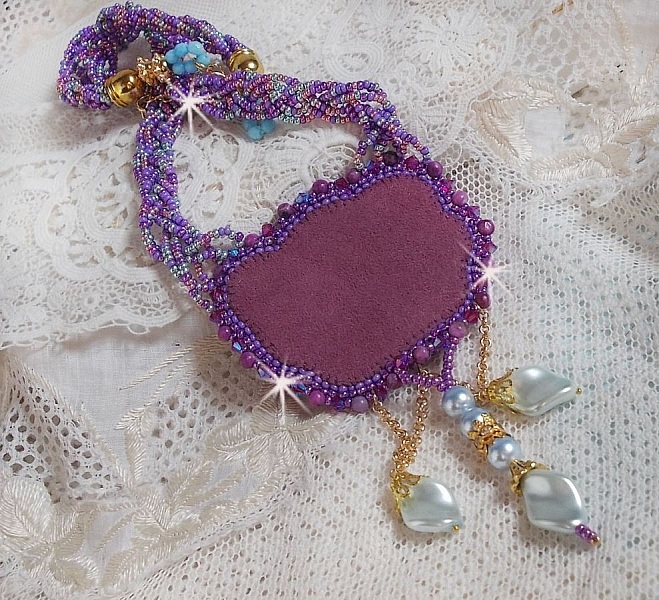 Collar Freesia bordado con rosas de resina fucsia jaspeadas con rosa, cristales de Swarovski y cuentas de semillas.