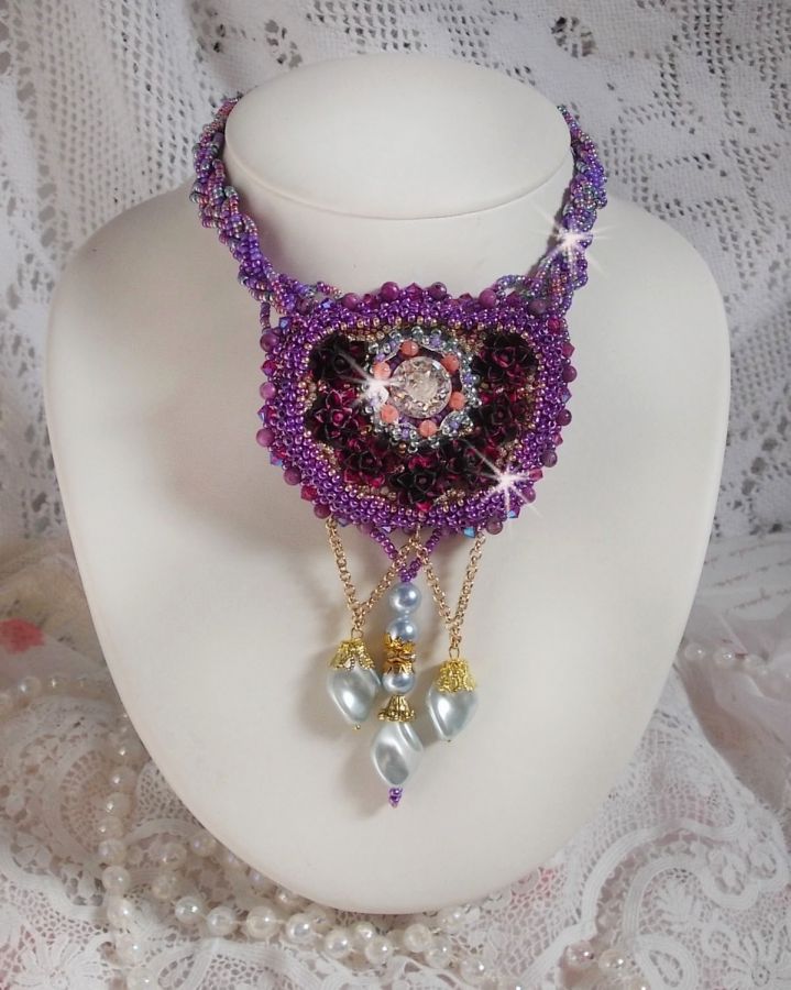 Collar Freesia bordado con rosas de resina fucsia jaspeadas con rosa, cristales de Swarovski y cuentas de semillas.