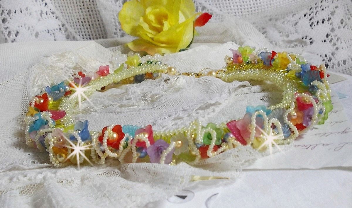 Collar Garden Flowers con flores esmeriladas, rocallas, tubos amarillos, flores de Lucite y rocallas