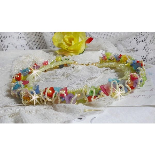 Collar Garden Flowers con flores esmeriladas, rocallas, tubos amarillos, flores de Lucite y rocallas