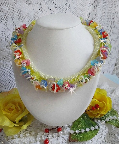 Collar Garden Flowers con flores esmeriladas, rocallas, tubos amarillos, flores de Lucite y rocallas