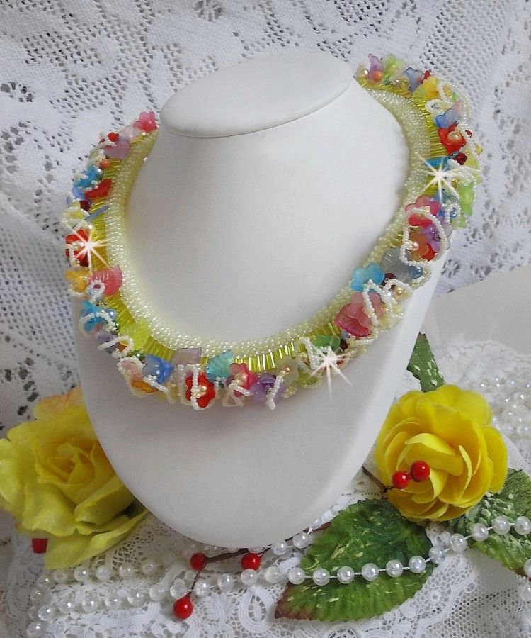 Collar Garden Flowers con flores esmeriladas, rocallas, tubos amarillos, flores de Lucite y rocallas