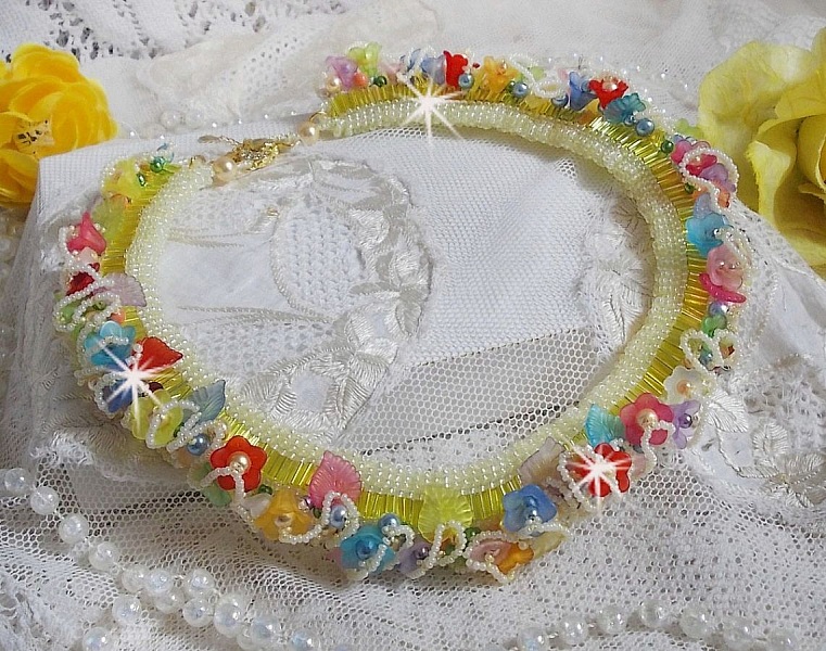 Collar Garden Flowers con flores esmeriladas, rocallas, tubos amarillos, flores de Lucite y rocallas