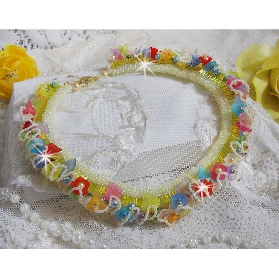 Collar Garden Flowers con flores esmeriladas, rocallas, tubos amarillos, flores de Lucite y rocallas