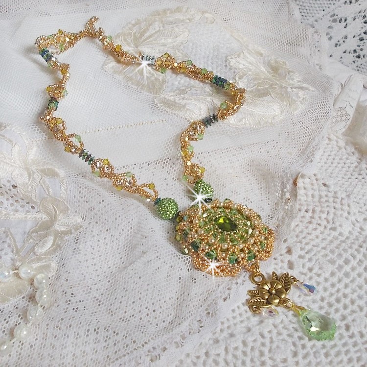 Collar Garden Party bordado con un cristal de Bohemia verde, cuentas de Swarovski y cuentas de rocalla Miyuki