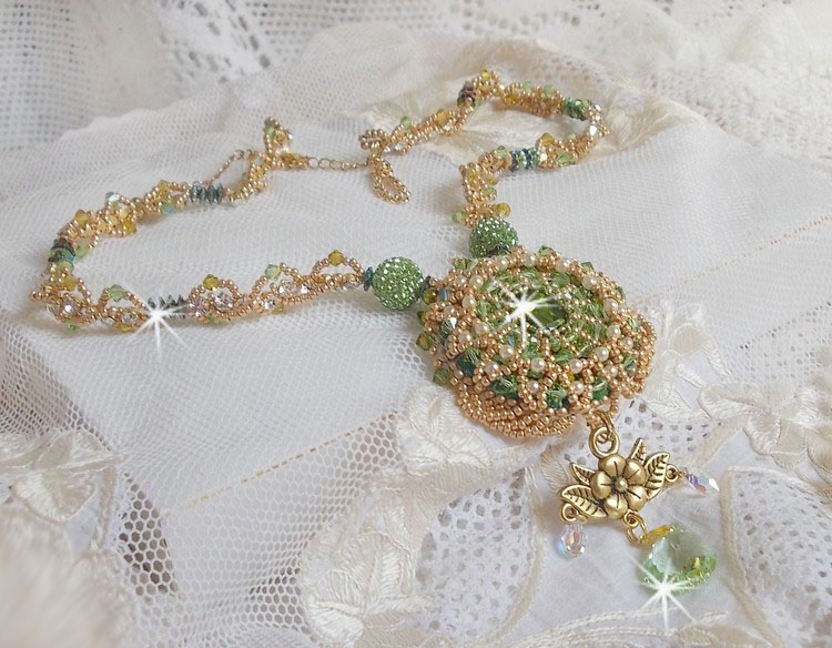 Collar Garden Party bordado con un cristal de Bohemia verde, cuentas de Swarovski y cuentas de rocalla Miyuki