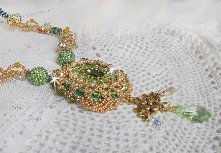 Collar Garden Party bordado con un cristal de Bohemia verde, cuentas de Swarovski y cuentas de rocalla Miyuki