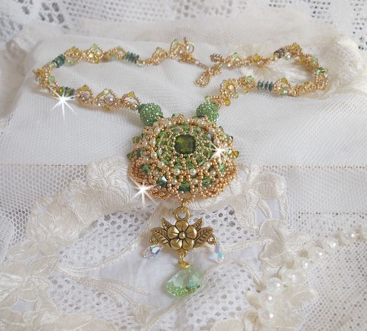 Collar Garden Party bordado con un cristal de Bohemia verde, cuentas de Swarovski y cuentas de rocalla Miyuki
