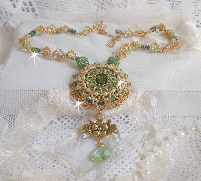 Collar Garden Party bordado con un cristal de Bohemia verde, cuentas de Swarovski y cuentas de rocalla Miyuki