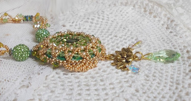 Collar Garden Party bordado con un cristal de Bohemia verde, cuentas de Swarovski y cuentas de rocalla Miyuki