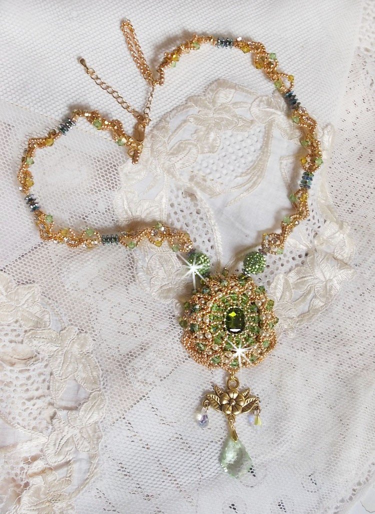 Collar Garden Party bordado con un cristal de Bohemia verde, cuentas de Swarovski y cuentas de rocalla Miyuki