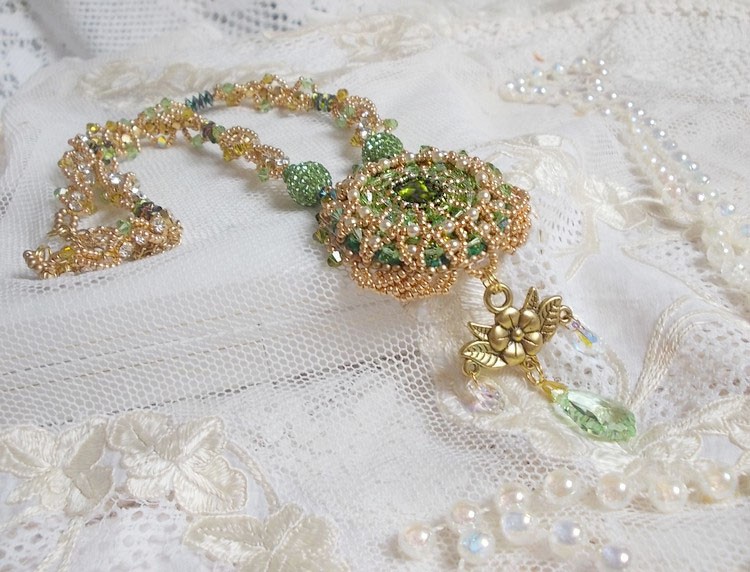 Collar Garden Party bordado con un cristal de Bohemia verde, cuentas de Swarovski y cuentas de rocalla Miyuki