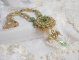 Collar Garden Party bordado con un cristal de Bohemia verde, cuentas de Swarovski y cuentas de rocalla Miyuki