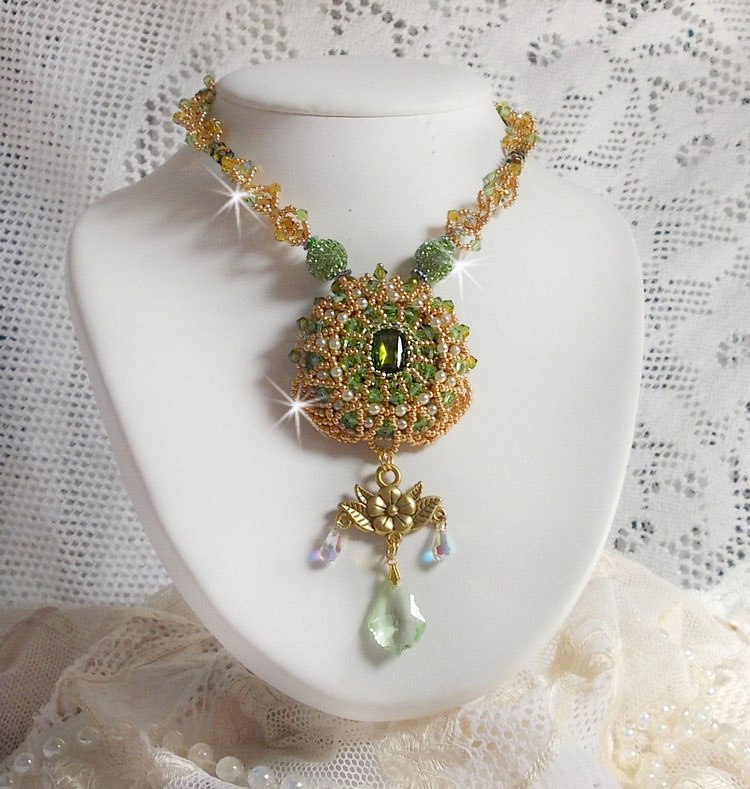 Collar Garden Party bordado con un cristal de Bohemia verde, cuentas de Swarovski y cuentas de rocalla Miyuki