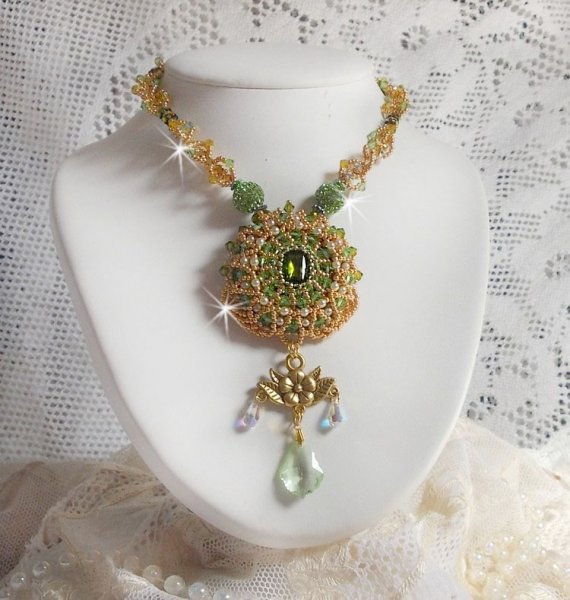 Collar Garden Party bordado con un cristal de Bohemia verde, cuentas de Swarovski y cuentas de rocalla Miyuki