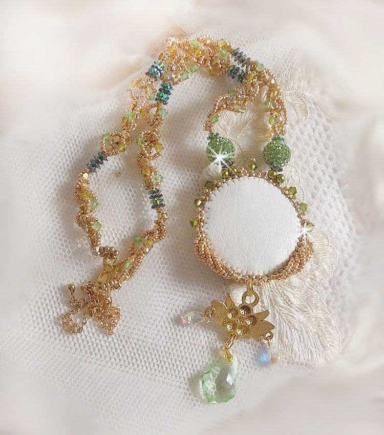 Collar Garden Party bordado con un cristal de Bohemia verde, cuentas de Swarovski y cuentas de rocalla Miyuki