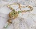 Collar Garden Party bordado con un cristal de Bohemia verde, cuentas de Swarovski y cuentas de rocalla Miyuki