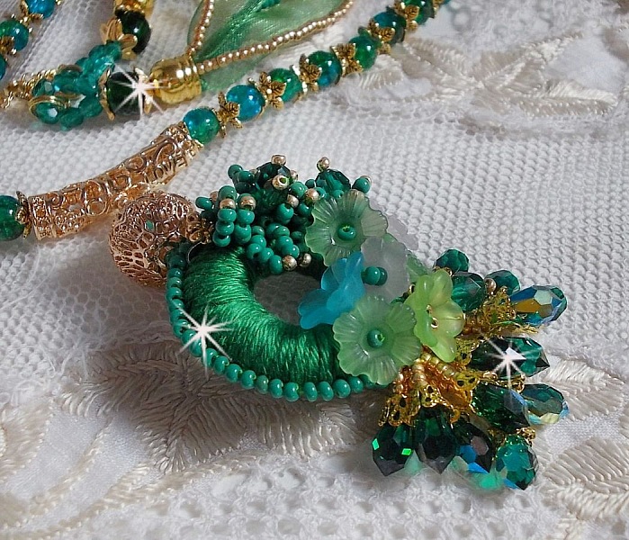 Collar Iris verde bordado con algod&oacute;n DMC verde esmeralda, cristales Swarovski, cuentas de resina y cuentas de semillas
