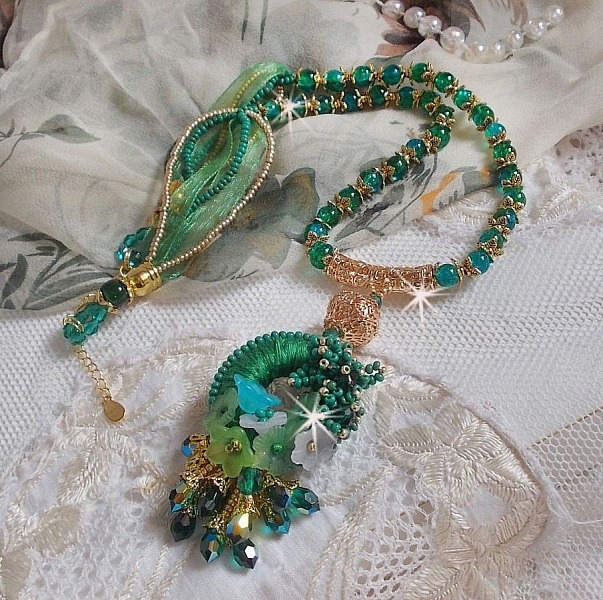 Collar Iris verde bordado con algod&oacute;n DMC verde esmeralda, cristales Swarovski, cuentas de resina y cuentas de semillas