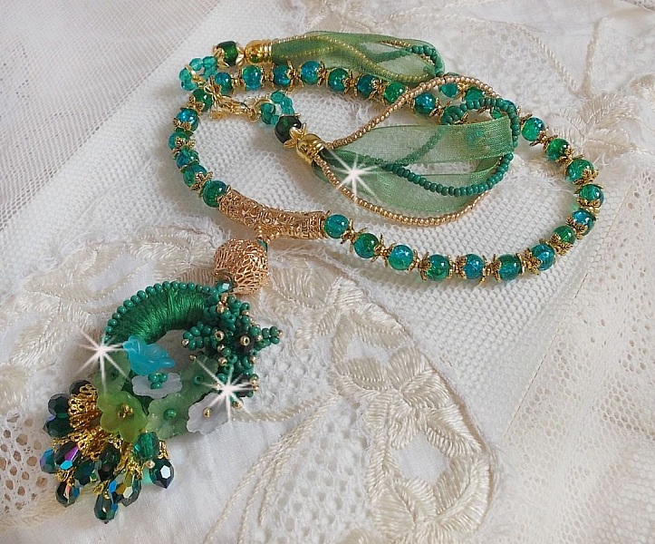 Collar Iris verde bordado con algod&oacute;n DMC verde esmeralda, cristales Swarovski, cuentas de resina y cuentas de semillas