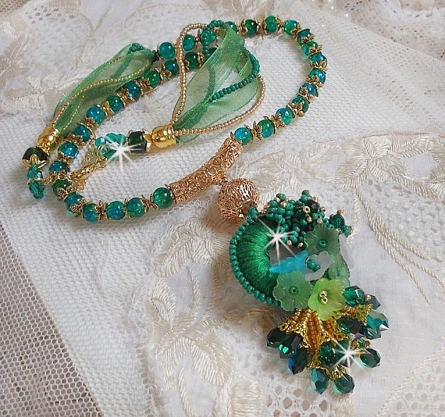 Collar Iris verde bordado con algod&oacute;n DMC verde esmeralda, cristales Swarovski, cuentas de resina y cuentas de semillas