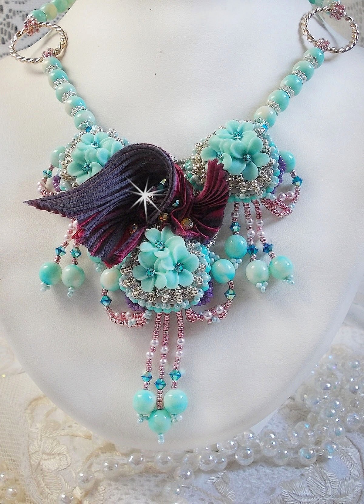 Collar Blue Flowers Haute-Couture bordado con cristales de Swarovski, cinta de seda trufa/frambuesa y cuentas de rocalla