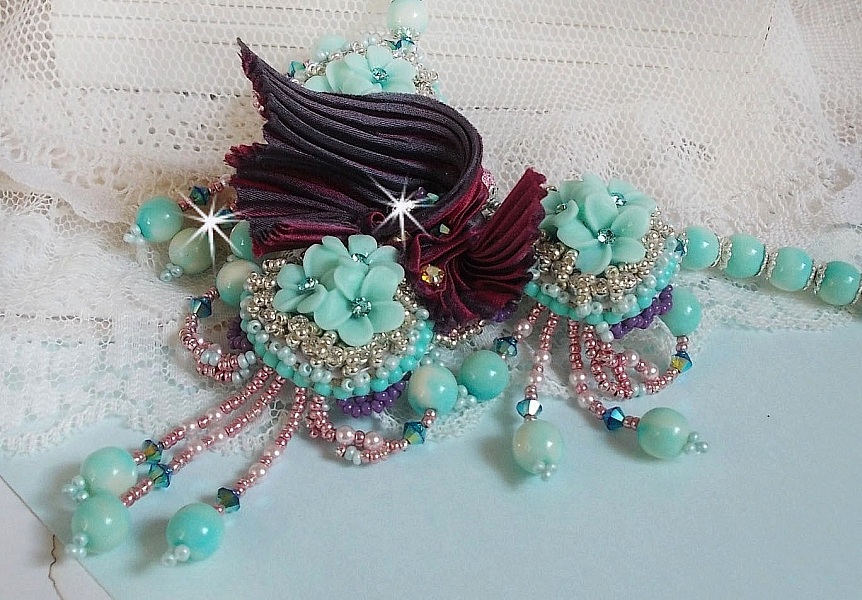 Collar Blue Flowers Haute-Couture bordado con cristales de Swarovski, cinta de seda trufa/frambuesa y cuentas de rocalla