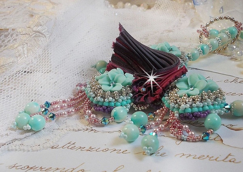 Collar Blue Flowers Haute-Couture bordado con cristales de Swarovski, cinta de seda trufa/frambuesa y cuentas de rocalla