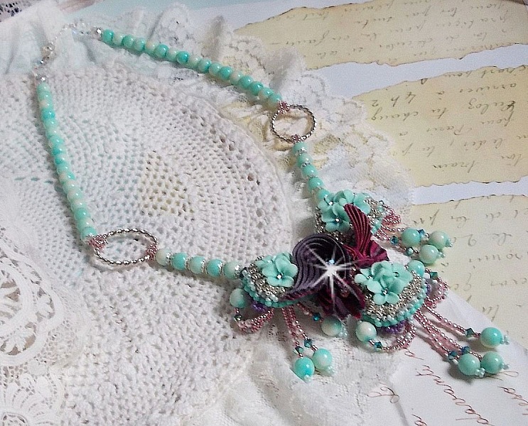 Collar Blue Flowers Haute-Couture bordado con cristales de Swarovski, cinta de seda trufa/frambuesa y cuentas de rocalla