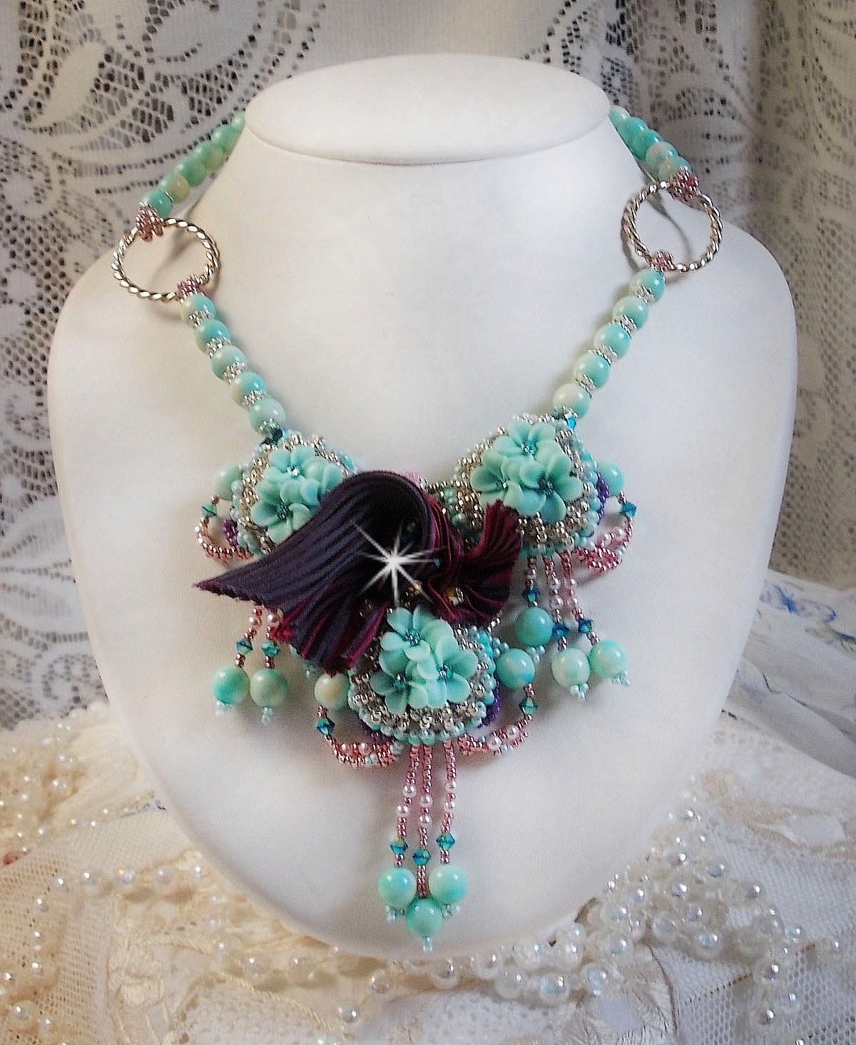 Collar Blue Flowers Haute-Couture bordado con cristales de Swarovski, cinta de seda trufa/frambuesa y cuentas de rocalla