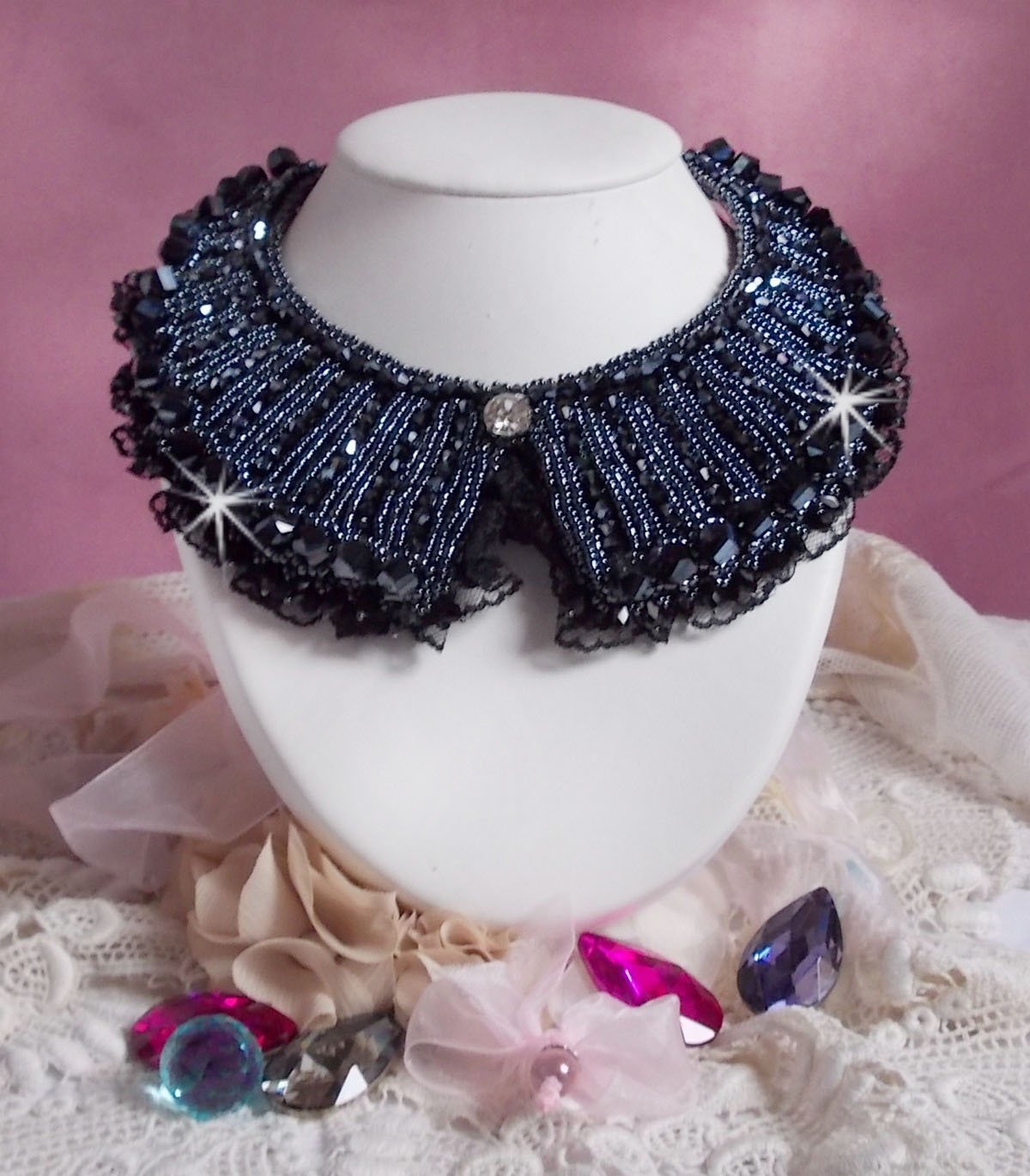 Collar con cristales Swarovski y encaje negro estilo Alta Costura