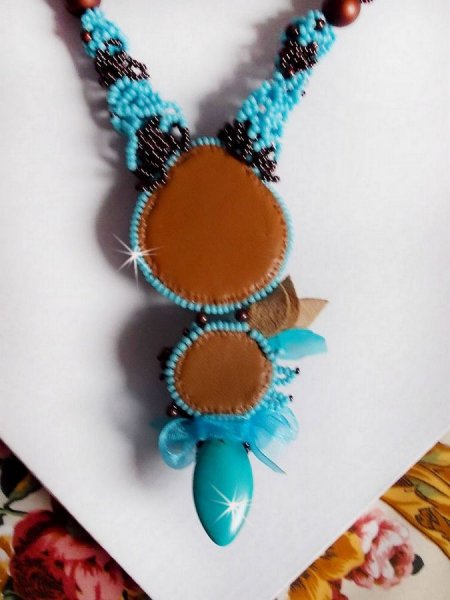 Haute-Couture Collar turquesa bordado con cristales de Swarovski y piedras semipreciosas