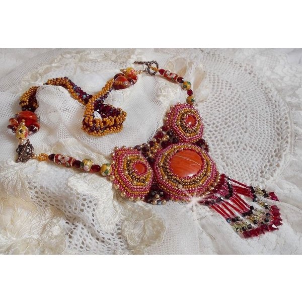 Collar de jaspe rojo con piedras semipreciosas Jaspe rojo con cristales de Swarovski, cuentas de cloisonn&eacute;, muranos y rocallas